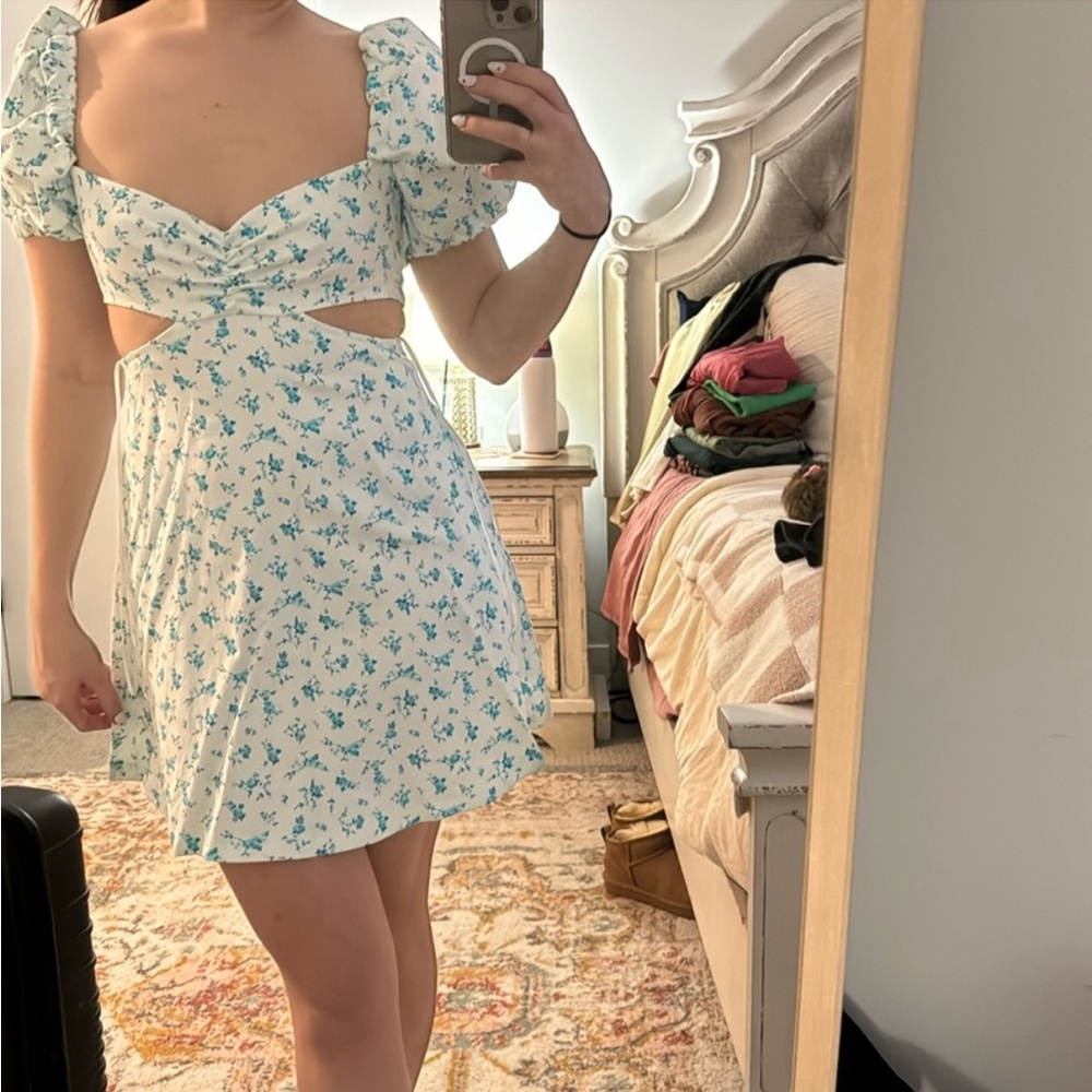 zara white dress with blue flowers, side

NWT

cut outs